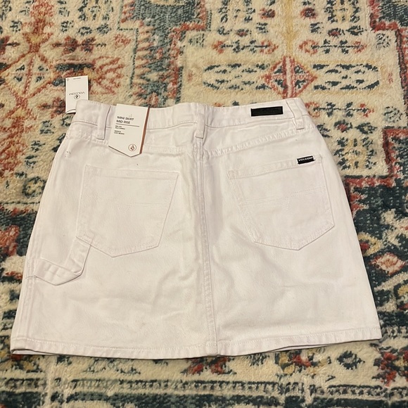 Unused Volcom Women’s Mid Rise Mini Skirt in White size Medium - Picture 3 of 3
